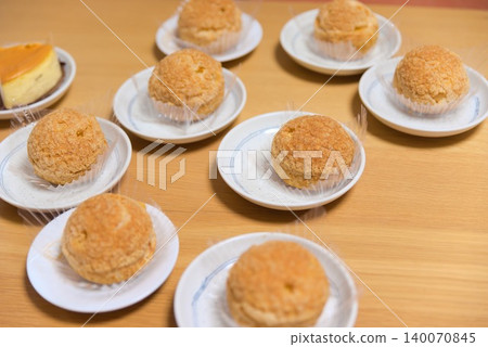 A photo of cream puffs, a Western-style confection that's perfect as a gift or for parties. 140070845