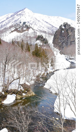 初春時節，新潟縣魚沼市羽釜川源頭的立賀岩在皚皚白雪的映襯下顯得格外醒目。 140070847