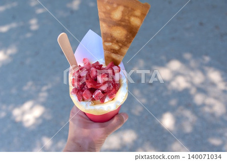 Strawberry crepe photos that are easy to use for eating on the go or at events. Strawberry crepe photos that are easy to use for eating on the go or at events. 140071034
