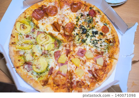 Food photos of boxed pizzas, easy to use for delivery or parties. Food photos of boxed pizzas, easy to use for delivery or parties. 140071098