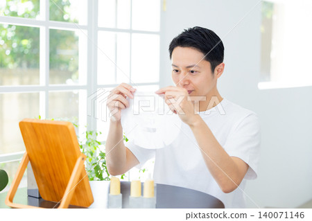 美妝圖片:一位男士正在敷面膜保濕。 美妝圖片:一位男士正在敷面膜保濕。 140071146