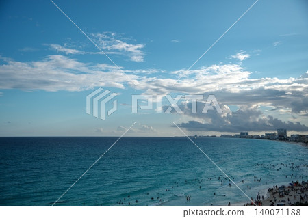 從墨西哥坎昆一家度假酒店的陽台上可以欣賞到加勒比海海灘的美麗景色。 從墨西哥坎昆一家度假酒店的陽台上可以欣賞到加勒比海海灘的美麗景色。 140071188