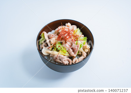 蔥油鹹肉蓋飯:一張日式蓋飯的照片,上面放著豬肉和蘑菇,並撒上辣椒絲。 蔥油鹹肉蓋飯:一張日式蓋飯的照片,上面放著豬肉和蘑菇,並撒上辣椒絲。 140071237