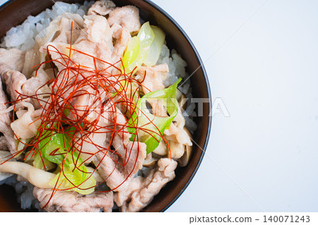Green onion and salt pork bowl: A photo of a Japanese-style rice bowl with pork and mushrooms topped with shredded chili peppers. Green onion and salt pork bowl: A photo of a Japanese-style rice bowl with pork and mushrooms topped with shredded chili peppers. 140071243