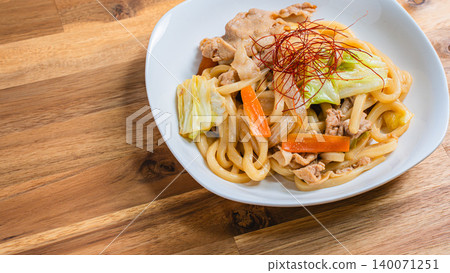 味噌烤烏龍麵:一張日式烏龍麵照片,配上炒豬肉和蔬菜。 味噌烤烏龍麵:一張日式烏龍麵照片,配上炒豬肉和蔬菜。 140071251