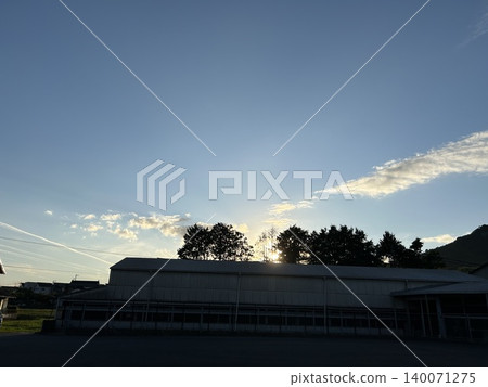 夕陽西下,城市景觀與電線桿交相輝映(日本風景) 夕陽西下,城市景觀與電線桿交相輝映(日本風景) 140071275