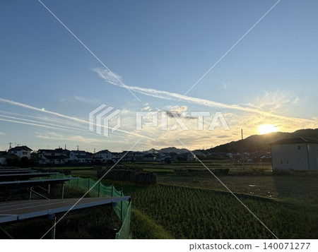夕陽西下，城市景觀與電線桿交相輝映（日本風景） 140071277