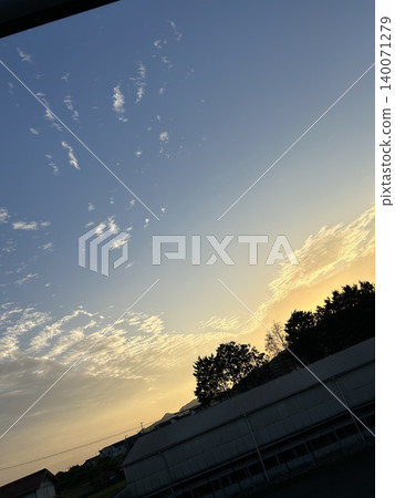 夕陽西下,城市景觀與電線桿交相輝映(日本風景) 夕陽西下,城市景觀與電線桿交相輝映(日本風景) 140071279