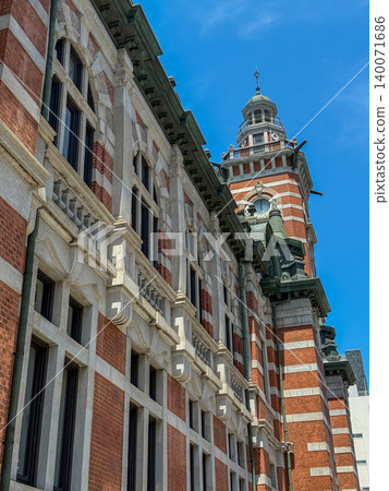 橫濱港開港紀念館美麗的紅磚和鐘樓在藍天的襯托下格外醒目。 140071686