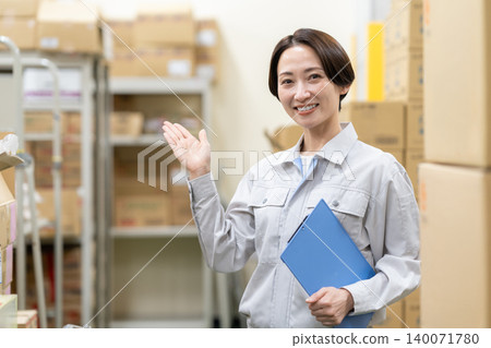 倉庫裡的中年女工 140071780