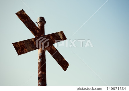 一個鏽跡斑斑、破敗不堪的鐵路道口 一個鏽跡斑斑、破敗不堪的鐵路道口 140071884