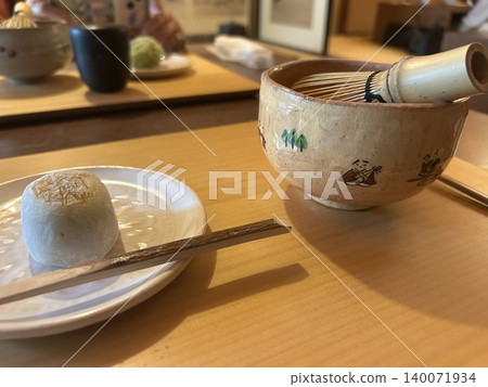 在 Salon de Nara 享受精緻的日式甜點和抹茶時光。 在 Salon de Nara 享受精緻的日式甜點和抹茶時光。 140071934