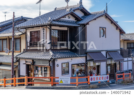 東山八橋本鋪高台寺店(位於明治維新道路上,與江戶時代後期的愛國者有關) 東山八橋本鋪高台寺店(位於明治維新道路上,與江戶時代後期的愛國者有關) 140071942