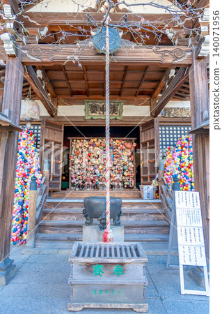 金剛寺,京都東山:八坂孝心堂(日本第一座孝心堂),日本三大孝心堂之一(供奉色彩鮮豔的捆綁猴子作為祭品)。 金剛寺,京都東山:八坂孝心堂(日本第一座孝心堂),日本三大孝心堂之一(供奉色彩鮮豔的捆綁猴子作為祭品)。 140071956