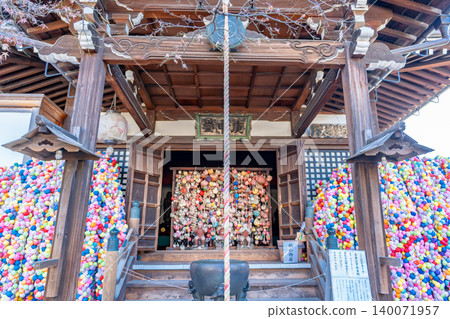 金剛寺,京都東山:八坂孝心堂(日本第一座孝心堂),日本三大孝心堂之一(供奉色彩鮮豔的捆綁猴子作為祭品)。 金剛寺,京都東山:八坂孝心堂(日本第一座孝心堂),日本三大孝心堂之一(供奉色彩鮮豔的捆綁猴子作為祭品)。 140071957