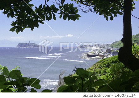 Enoshima and Mount Fuji as seen from Inamuragasaki 140072134