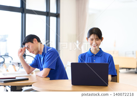 模擬工作與老年護理中引入數位轉型的對比圖。 140072218