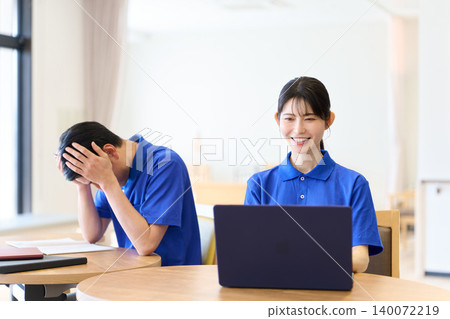 模擬工作與老年護理中引入數位轉型的對比圖。 140072219