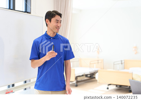 亞洲護理人員在養老院培訓新員工 140072235