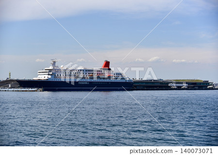 A beautiful large cruise ship docked at Osanbashi Pier in Yokohama Port, against the backdrop of a refreshing early summer blue sky. A beautiful large cruise ship docked at Osanbashi Pier in Yokohama Port, against the backdrop of a refreshing early summer blue sky. 140073071