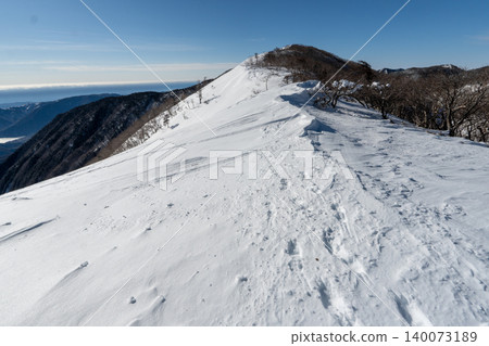 日光白根山及其周邊地區,遍布積雪覆蓋的登山路線。 日光白根山及其周邊地區,遍布積雪覆蓋的登山路線。 140073189