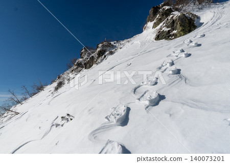 日光白根山及其周邊地區,遍布積雪覆蓋的登山路線。 日光白根山及其周邊地區,遍布積雪覆蓋的登山路線。 140073201