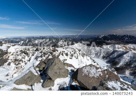 日光白根山及其周邊地區,遍布積雪覆蓋的登山路線。 日光白根山及其周邊地區,遍布積雪覆蓋的登山路線。 140073243