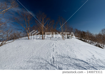 日光白根山及其周邊地區,遍布積雪覆蓋的登山路線。 日光白根山及其周邊地區,遍布積雪覆蓋的登山路線。 140073311
