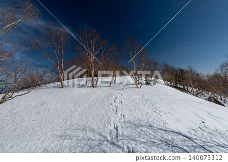 日光白根山及其周邊地區,遍布積雪覆蓋的登山路線。 日光白根山及其周邊地區,遍布積雪覆蓋的登山路線。 140073312