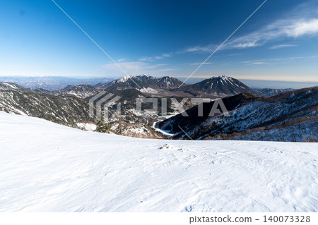 日光白根山及其周邊地區,遍布積雪覆蓋的登山路線。 日光白根山及其周邊地區,遍布積雪覆蓋的登山路線。 140073328