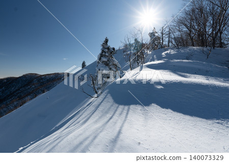 日光白根山及其周邊地區,遍布積雪覆蓋的登山路線。 日光白根山及其周邊地區,遍布積雪覆蓋的登山路線。 140073329