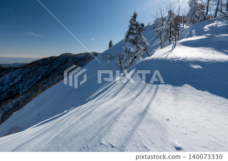日光白根山及其周邊地區,遍布積雪覆蓋的登山路線。 日光白根山及其周邊地區,遍布積雪覆蓋的登山路線。 140073330