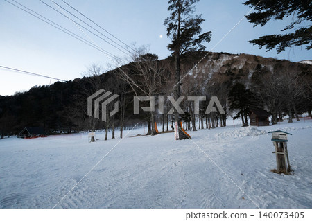 日光白根山及其周邊地區，遍布積雪覆蓋的登山路線。 140073405