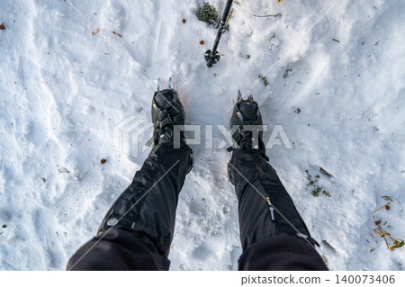 日光白根山及其周邊地區，遍布積雪覆蓋的登山路線。 140073406