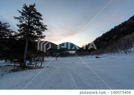 日光白根山及其周邊地區，遍布積雪覆蓋的登山路線。 140073408