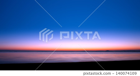 琵琶湖的日出和湖面寧靜的景色。 琵琶湖的日出和湖面寧靜的景色。 140074109