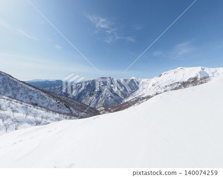 二月中旬的谷川山(群馬縣水上町和新潟縣湯澤町) 二月中旬的谷川山(群馬縣水上町和新潟縣湯澤町) 140074259
