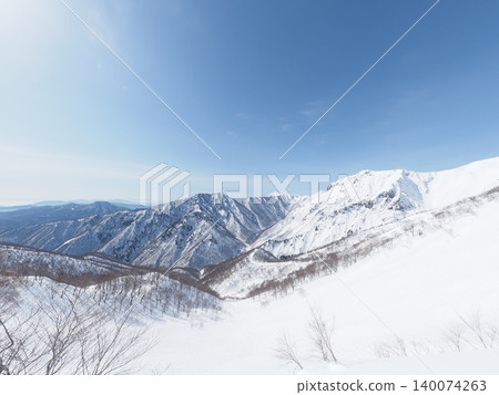 二月中旬的谷川山(群馬縣水上町和新潟縣湯澤町) 二月中旬的谷川山(群馬縣水上町和新潟縣湯澤町) 140074263