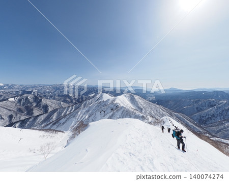 二月中旬的谷川山(群馬縣水上町和新潟縣湯澤町) 二月中旬的谷川山(群馬縣水上町和新潟縣湯澤町) 140074274