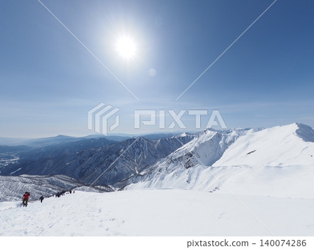 二月中旬的谷川山(群馬縣水上町和新潟縣湯澤町) 二月中旬的谷川山(群馬縣水上町和新潟縣湯澤町) 140074286