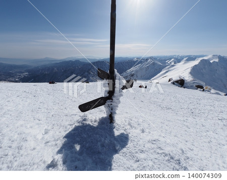 Mount Tanigawa in mid-February (Minakami Town, Gunma Prefecture and Yuzawa Town, Niigata Prefecture) 140074309