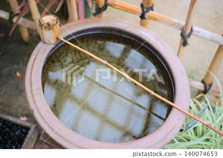 水盆和竹勺，方便在日式花園和庭院使用。 140074653