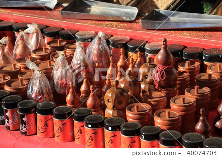 街頭小販販售七味唐辛子(七香辣椒粉) 街頭小販販售七味唐辛子(七香辣椒粉) 140074703