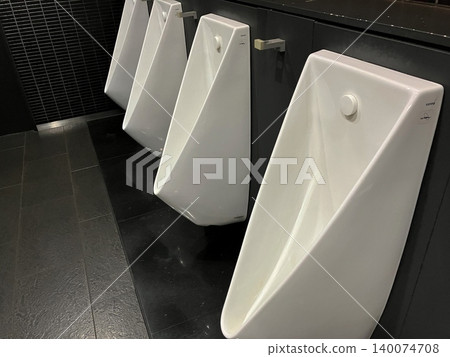 男廁小便池 男廁小便池 140074708