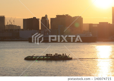 沐浴在夕陽下的東京灣遊輪。 沐浴在夕陽下的東京灣遊輪。 140074715