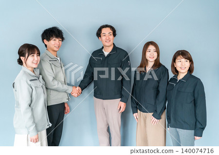 穿著工作服的男女商人握手(合約、合作、合作、商業、夥伴關係) 穿著工作服的男女商人握手(合約、合作、合作、商業、夥伴關係) 140074716