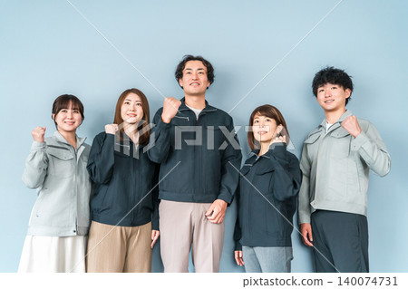 穿著工作服在工廠、建築公司等中小型企業工作的員工和工作人員（商人和女商人）。 140074731