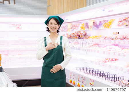在超市工作的女人 在超市工作的女人 140074797
