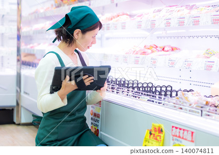 在超市工作的女人 在超市工作的女人 140074811