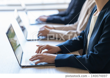 辦公室裡,一位女士正在操作電腦。 辦公室裡,一位女士正在操作電腦。 140074897